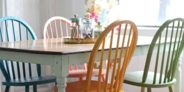 Las sillas de colores invaden los nuevos diseños de cocina