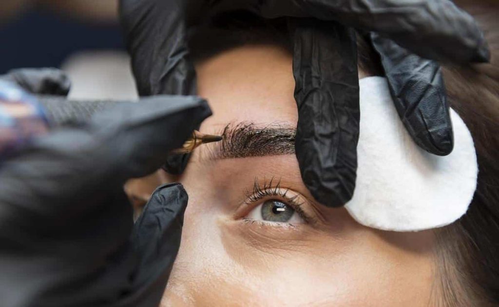 ‘Unibrow’: 3 formas simples de deshacerte del exceso de pelo del entrecejo (listo)