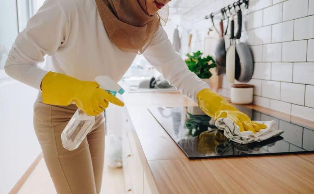 Cómo hacer un limpiador casero contra la grasa de la cocina